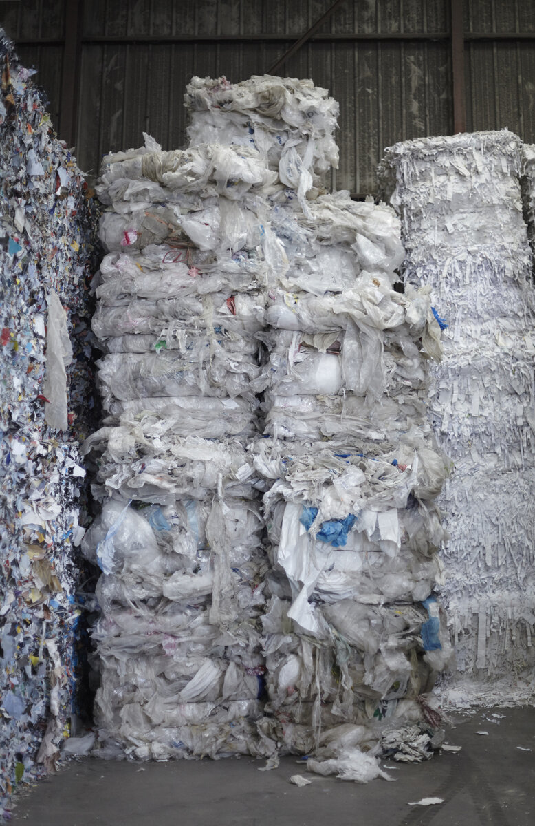 Presse à balles verticale pour film plastique en entrepôt